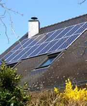 Maison-avec-panneaux-solaires medium